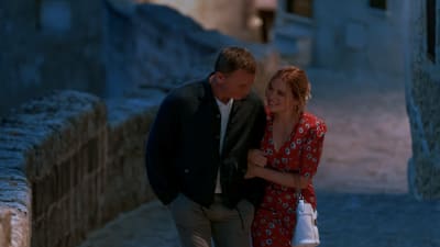 Daniel Craig  James Bondina ja Madeleine Swannia esittävä Léa Seydoux sillalla.