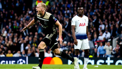 Donny van de Beek firar ett mål han gjort mot Tottenham.