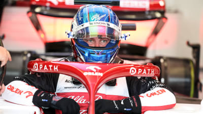 Valtteri Bottas sätter sig i formel 1-bil.