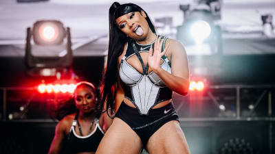 Megan Thee Stallion dansar och sjunger på scen.