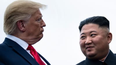 Donald Trump och Kim Jong-Un pratar innan de träffas i den demilitariserade zonen mellan Nord- och Sydkorea 30.6.2019