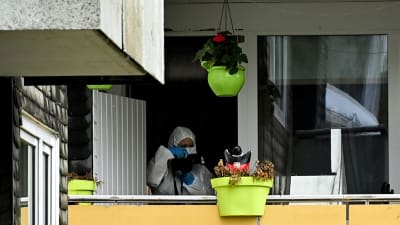 En kriminaltekniker fotograferar i en tysk lägenhet