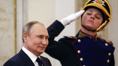En soldat gör honnör åt Rysslands president Vladimir Putin