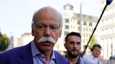 Daimler AG:s styrelseordförande lämnar ett möte vid tyska trafikministeriet i juni 2018.
