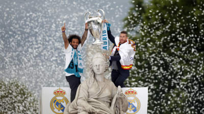 Marcelo och Sergio Ramos med Champions League-pokalen i Madrid.
