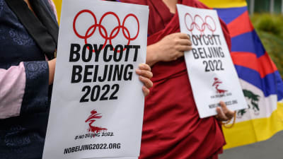 Plakat vid en demonstration där tibetanska aktivister kräver en bojkott av Peking-OS. 