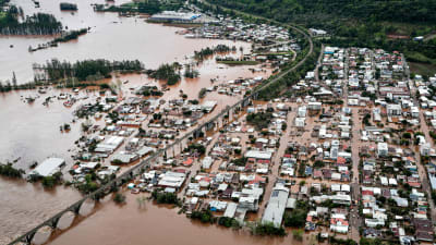 En flygbild visar översvämningarna i Brasiliens sydligaste delstat Rio Grande do Sul, där en cyklon krävt åtminstone 21 människors liv. 