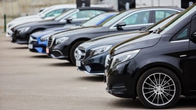 Mercedes-Benz-bilar på rad. 