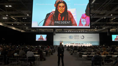 Chiles miljöminister Caroline Schmidt på en stor skärm i en mötessal under klimatmötet i Madrid 2019.