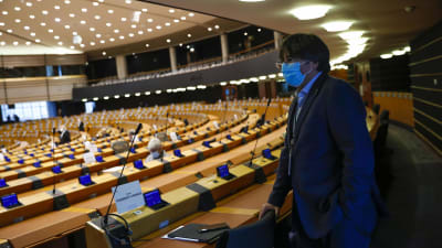 Carles Puigdemont fotograferad i Europaparlamentet på måndagen. Salen i bakgrunden är nästan tom. 