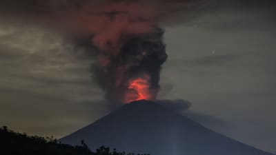 Agung spottar ut het vulkanisk aska under natten mot måndagen. 