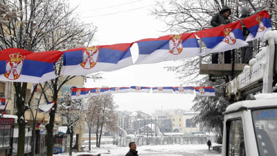 Serbiska flaggor hängs upp på gatorna i norra Mitrovica 14.12.2018.
