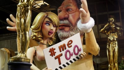Stor karnevaldocka i Nice i februari, förestället Harvey Weinstein och lättklädd kvinnofigur med skylten Me too