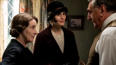 Mrs Hughes, Mary Crawley och Carson i livligt samspråk.