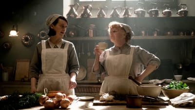 Daisy och mrs Patmore samtalar i köket.