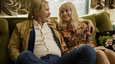 Kari Tapio och hustrun Pia under en glad stund i vardagsrumsssoffan i filmen Olen suomalainen.