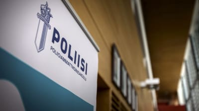 En skylt där det står Poliisi vid polisyrkeshögskolan