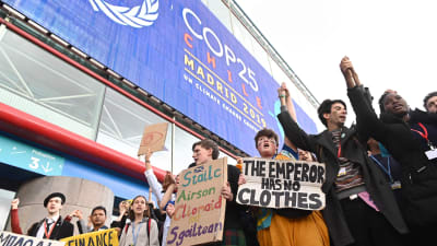 Klimataktivister demonstrerar under klimatmötet i Madrid. 