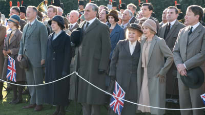 Hela personalen från Downton har samlats för att hurra för kungen.