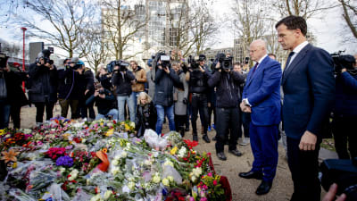 Premiärminister Mark Rutte som på tisdagen hedrade offren vid platsen för skjutningen, medger att lokalvalet kan påverkas av händelserna i Utrecht 