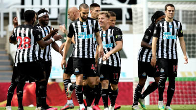 Newcastle United-spelarna firar ett mål.