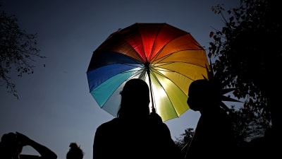 Paraply i regnbågens färger.