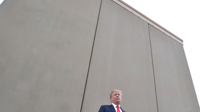 Donald Trump vid en av de prototyper till gränsmurar som monterats upp nära San Diego, gränsstaden i sydligaste Kalifornien. Bilden tagen tisdagen 13.3.