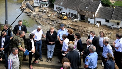 Angela Merkel besöker översvämningsdrabbade Schuld. 