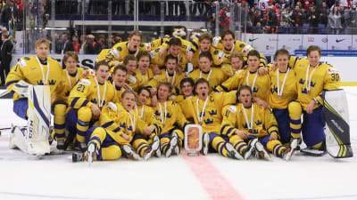 Sverige poserar i lagbild efter JVM-bronset.