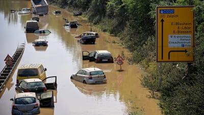 Bilar övertäckta med vatten på en motorväg i Tyskland.