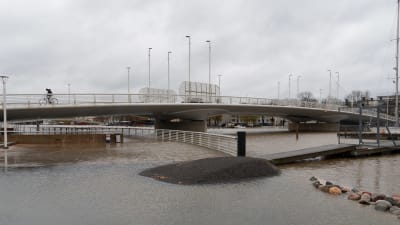 En översvämmad gångbro.