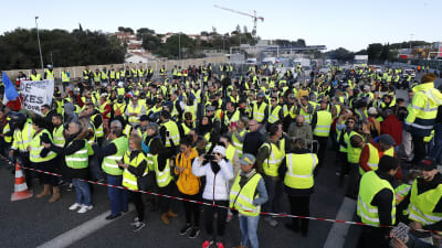 Demonstranter i gula västar på en väg i Antibes i södra Frankrike.