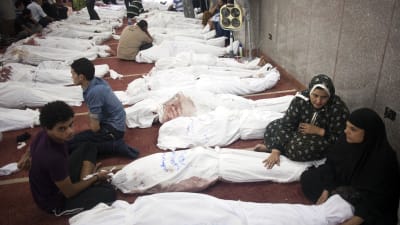 Anhöriga samlade vid långa rader av kroppar i en moské i Kairo den 15 augusti 2013, dagen efter Rabaa-massakern.