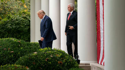 Yhdysvaltain presidentti Donald Trump saapumassa tiedotustilaisuuteen Valkoisen talon puutarhaan perässään varapresidentti Mike Pence.