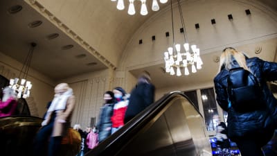 Kuvassa on anonyymi ihmismassa Helsingissä 29. lokakuuta 2020.