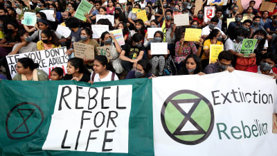 Flera indiska studerande på klimatmatsch i Bangalore i Indien.