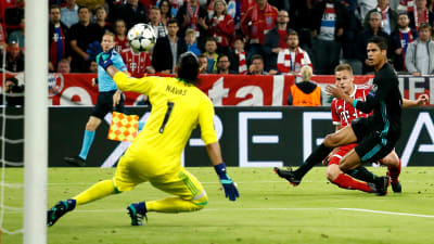 Joshua Kimmich gör 1-0 till Bayern.