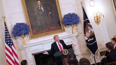 Donald Trump i talarstolen i Vita huset