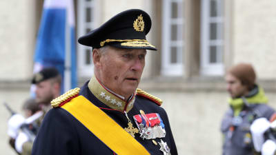 Norges kung harald införd uniform med medaljer.