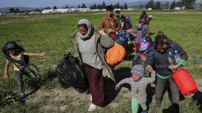 Migranter nära flyktinglägret i Idomeni i Grekland.