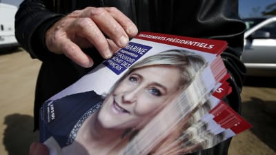 En anhängare till Marine Le Pen delade ut flygblad i Valbonne, södra Frankrike, på söndagen. 30.4.2017