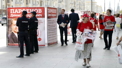 Kommunistpartiets kampanjarbetare delar ut valreklam i centrala Moskva