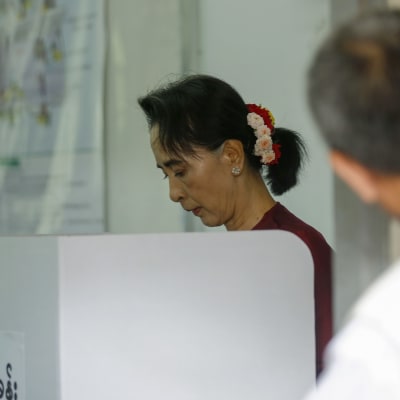 Aung San Suu Kyi röstar i Rangoon.