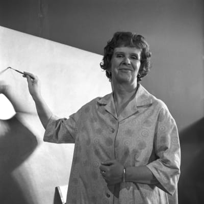 Kylli-täti Kylli Koski piirtää ja maalaa Satusivellin-ohjelmassa 1963