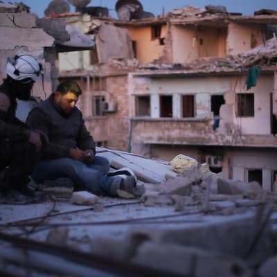 Valkoiset kypärät -järjestön vapaaehtoiset yrittävät auttaa Aleppon asukkaita.