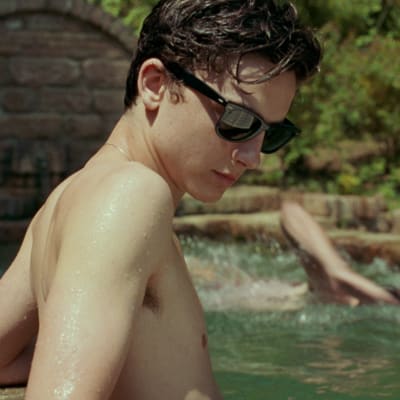 Närbild på Elio (Timothée Chalamet) i simbassängen. 