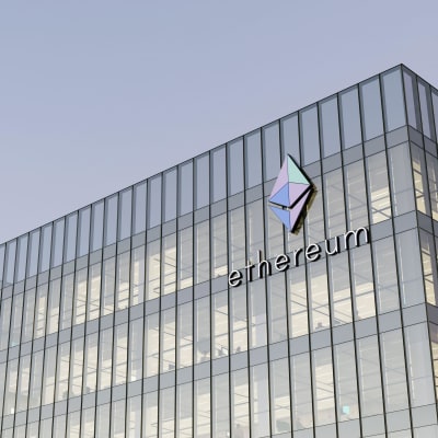 Ethereumin logo toimistotalossa.