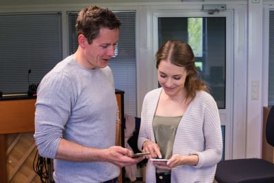 Apputvecklaren Niklas Karlström och projektledare Emilia Nord testar mobilappen Soufi