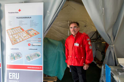 Bo Norrgård förevisar Röda Korsets fältsjukhus.