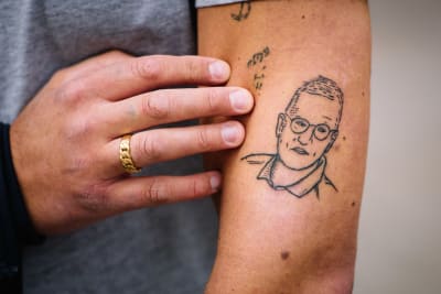 Anders Tegnelliä kuvaava tatuointi miehen käsivarressa